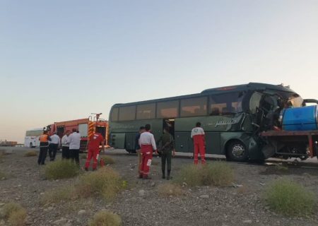 ۱۱ مصدوم در پی واژگونی اتوبوس در محور بندر امام(ره) به آبادان