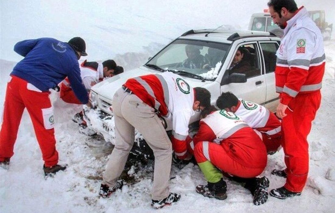 رهاسازی ۶۸ خودرو گرفتار در کولاک برف منطقه تاراز خوزستان
