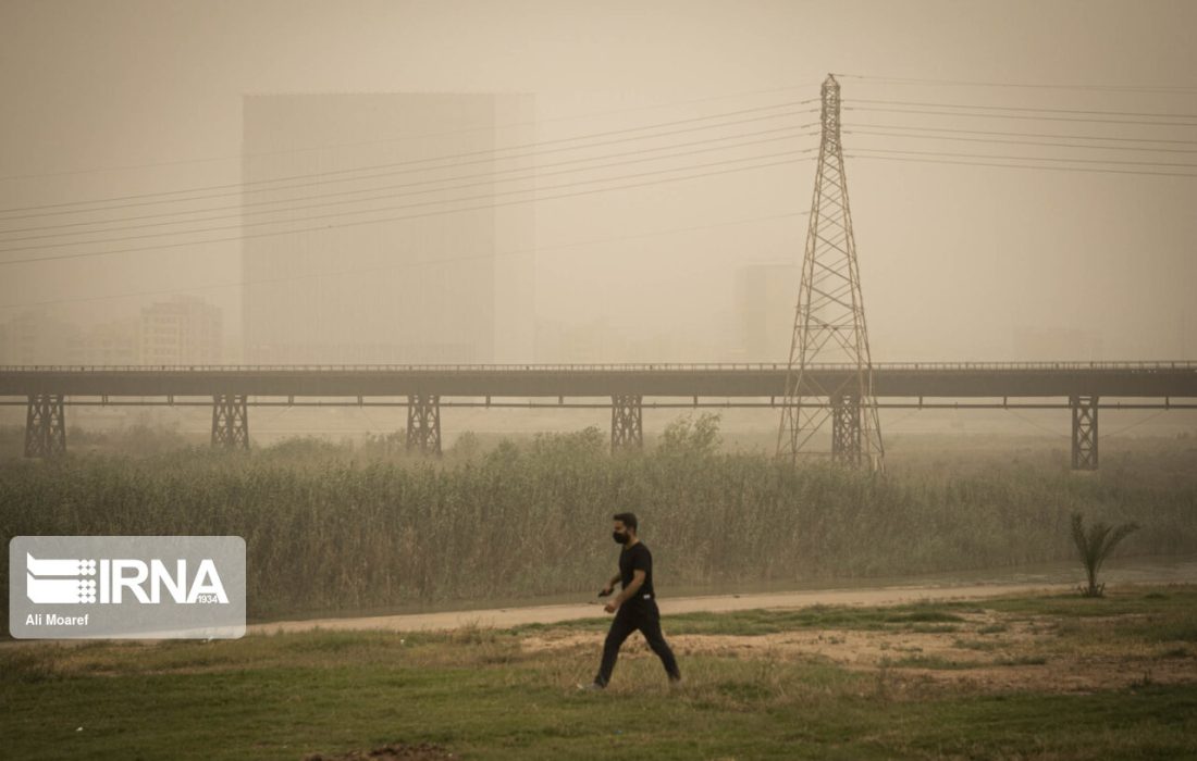 گرد و خاک با منشا کشور عراق تا اواخر وقت امروز در خوزستان ادامه دارد