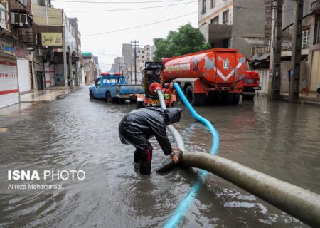 تخلیه آبگرفتگی خیابان‌های اهواز با ۱۰۰ مکنده/ آماده‌باش نیروهای امدادی