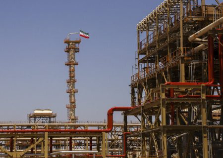 نماینده مجلس: موانع توسعه صنعت نفت خوزستان برداشته شود